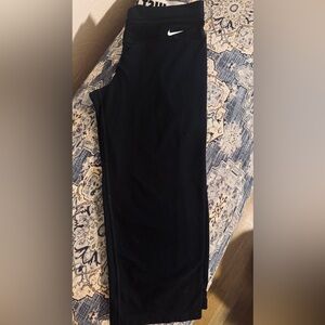 Women’s Med. Nike Dri-Fit Just Do It capri Leggings 548573-010